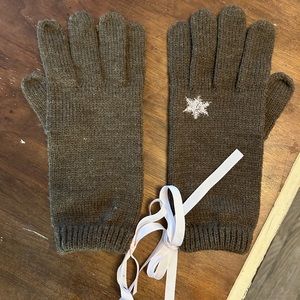 Gloves with accent and ribbon